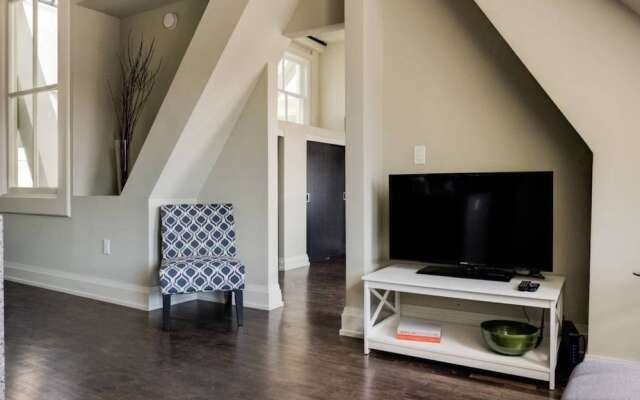 Downtown Penthouse with Free Parking