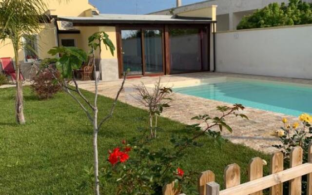 Appartamento in villa con piscina a 700m dal mare