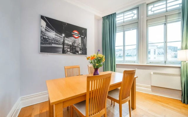 Nelson s Pad - Trafalgar Square - by Frankie Says