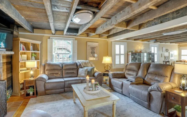 Walk to Beach: Historical Fredericksburg Home