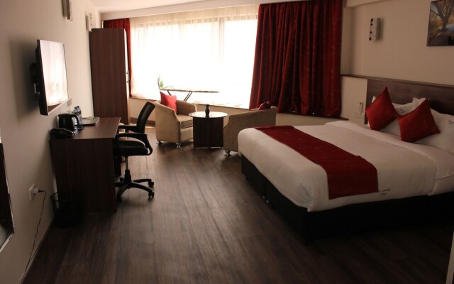 Modern , Spacious King Studio With Kitchenette