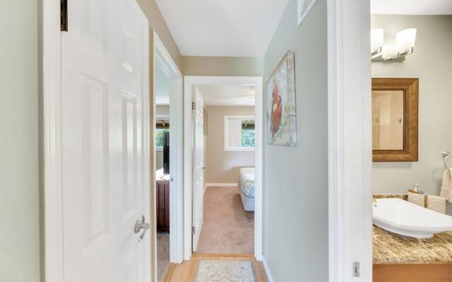 Hale Kahana'lu 2 Bedroom Condo by RedAwning