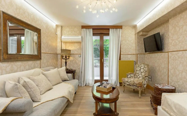 Vouliagmeni's Elegance by Acropolis Suites