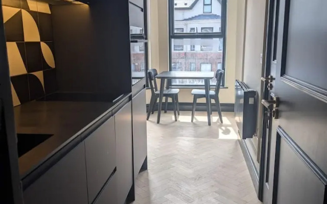 No 5 by Warren Collection