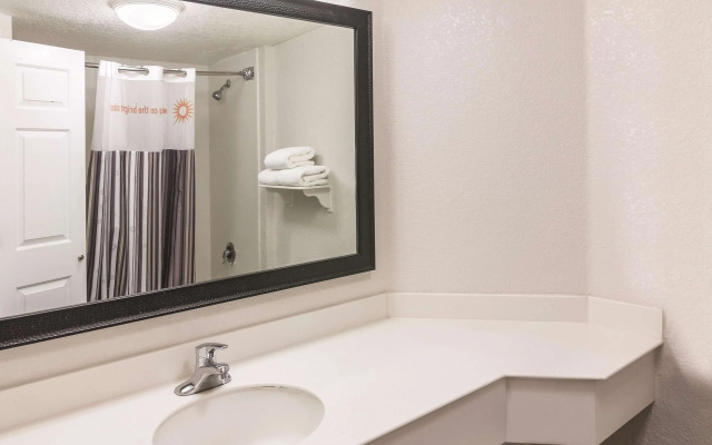 La Quinta Inn & Suites by Wyndham USF (Near Busch Gardens)