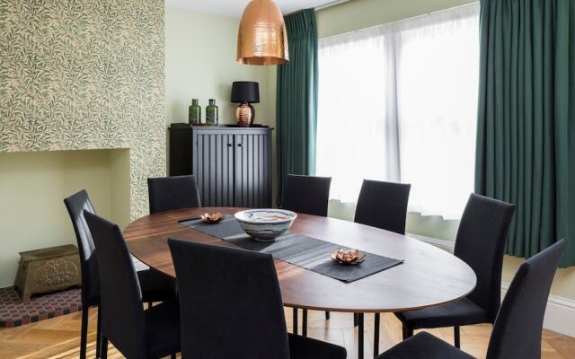 5BR Family Home in Leafy SW London