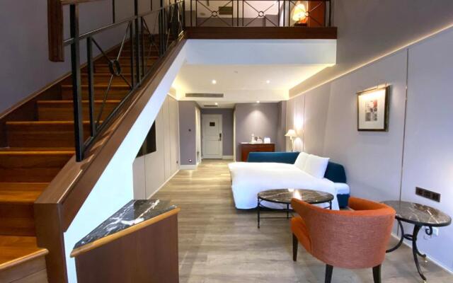 Lakeshore Hotel