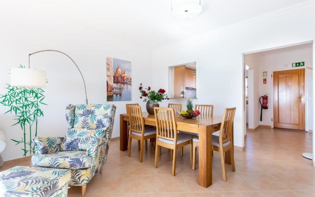 Lovely 2 bedroom apartment including pool, stunning ocean views & beach closeby