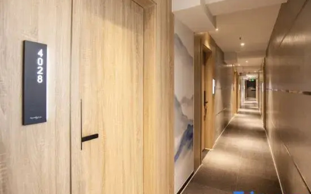 Qingmu Hotel (Nanjing Zhujiang Road Floating Bridge Subway Station)