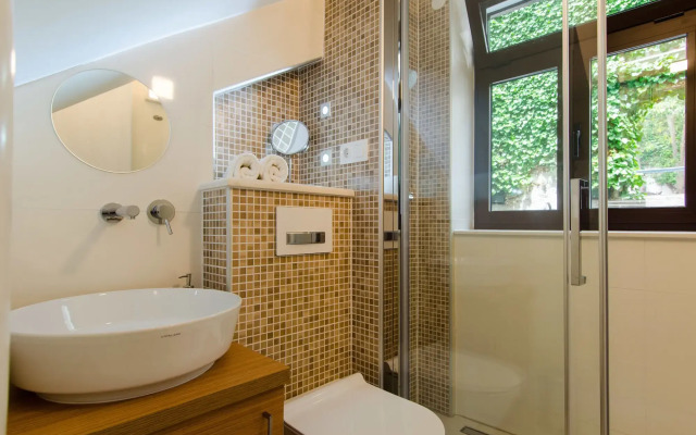 Apartments & Rooms Tiramola