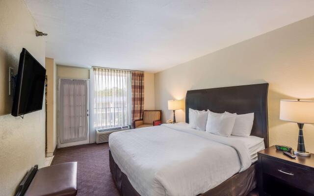 Clarion Inn & Suites Central Clearwater Beach