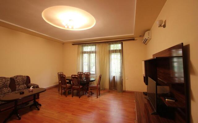 FlatsInYerevan - Apartments on Tpagrichner Street