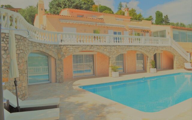 Villa La Terre Des Lauriers B&B