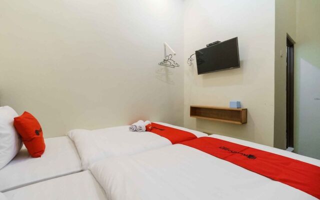 RedDoorz Syariah near Lubang Jepang Bukittinggi