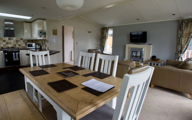 Beautiful 2-bed Lodge With hot tub and Saunain Ely