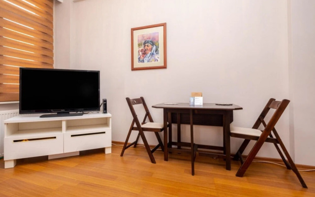 Authentic Central Flat With Bay Window in Besiktas