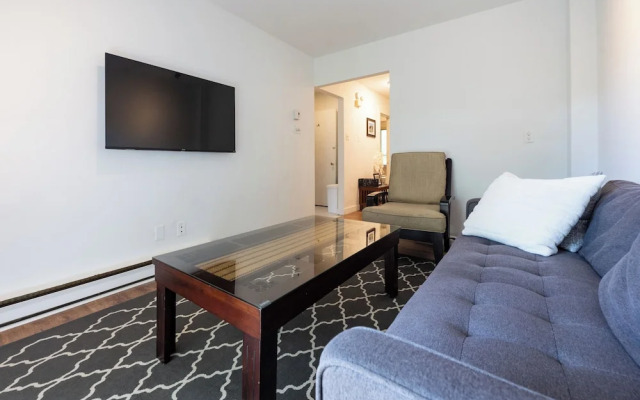 Rue Drolet 2-Bedroom Apartment