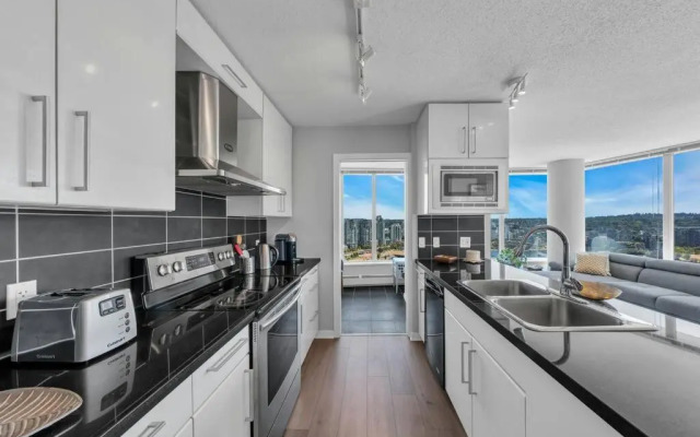 Spacious DT 2-BDR High-rise with view, pool, gym