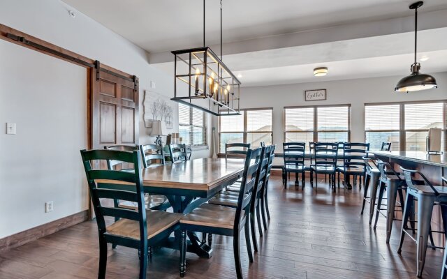 Rockwood Lake Lodge 7 Bedroom Home by RedAwning