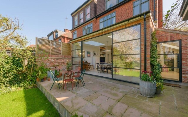 Spacious 5 Bedroom Home With Parking