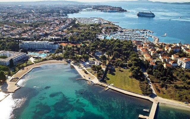 Spacious Apartment By The Beach