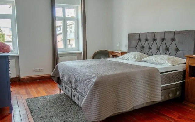 Chic Antique Dana Zagreb center view