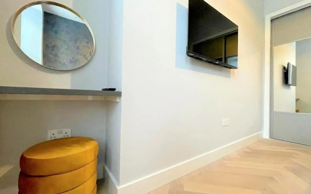 Trendy and Newly Reno'd 1 Bed Nr The Meadows