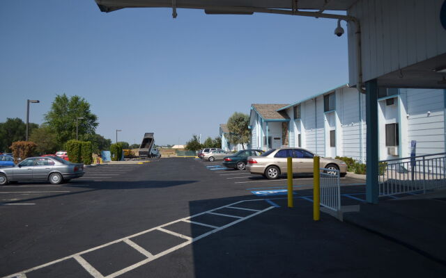 Nampa Inn & Suites