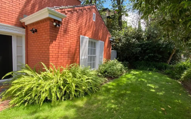 Elegant 2-bedroom House in Prahran w/ Parking!