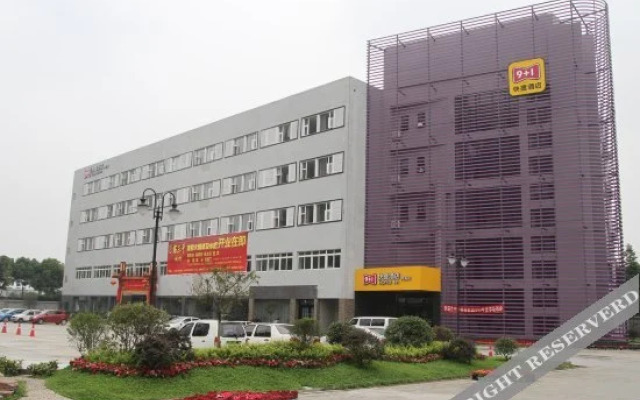 9 + 1 Express Hotel Chengdu (Wenjiang Fengxi)