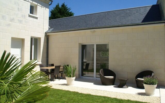 Luxury Holiday Home With Lawn in Beaumont-en-véron Near Chinon