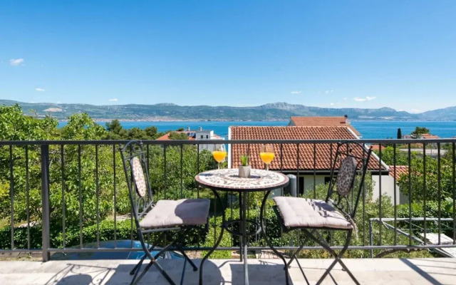 Seaside Getaway Holiday Home With Patio Slatine