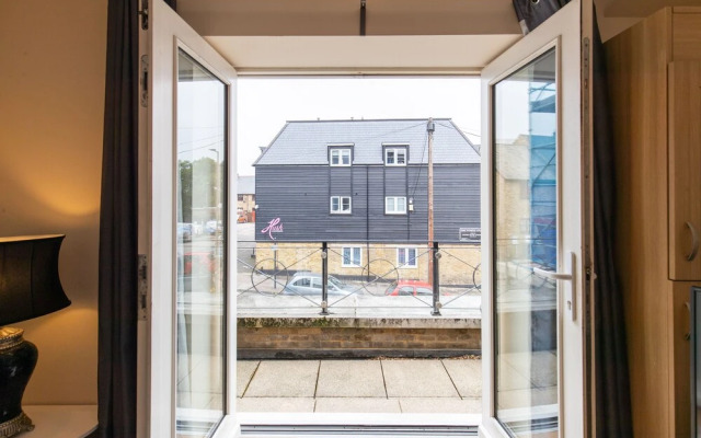 Velvet 1-bedroom Apartment With Balcony, Hoddesdon