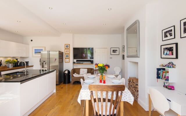 Enchanting Southfields Home by King George's Park