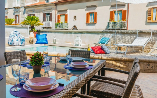 Spacious Villa with 4 rooms, pool, solarium & garden