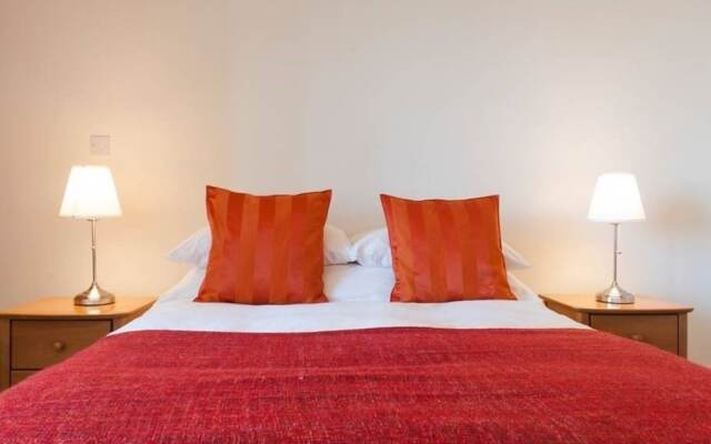 Sunny Apartment off Grand Canal Square Dublin 2
