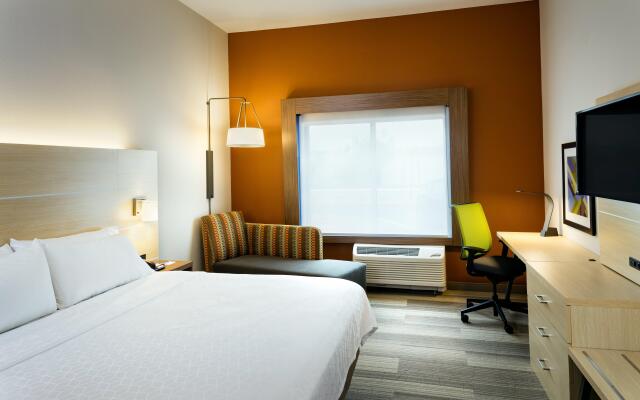 Holiday Inn Express & Suites Medford, an IHG Hotel