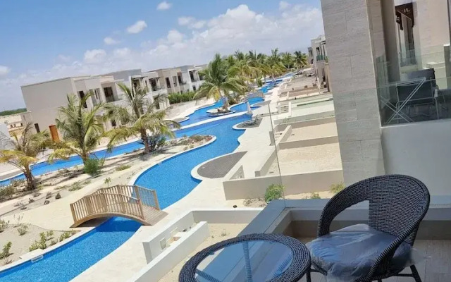 Elegant Studio With Pool Views