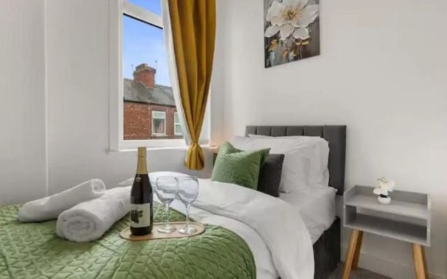 Family - Sleeps 6 - Garden - Parking