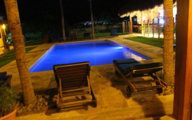 Machele' s Place Beachside Hotel & Pool