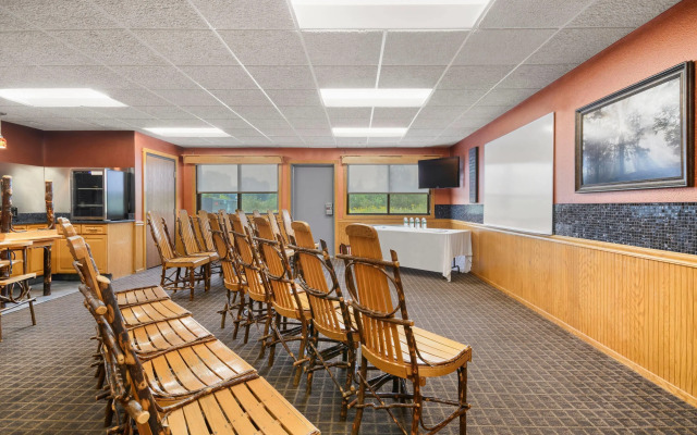 Super 8 by Wyndham Eveleth