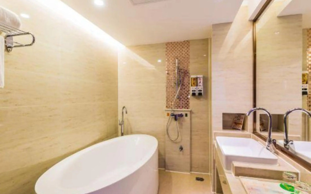 Vienna International Hotel (Zhaoqing Center Lake-view)