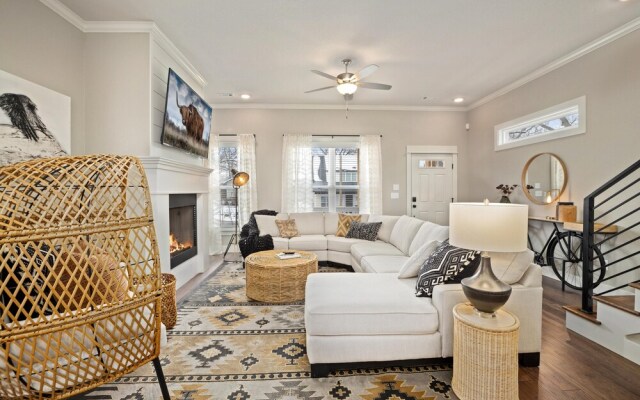 Big Blue on Main-hot Tub-less Than 1 Mi to Square