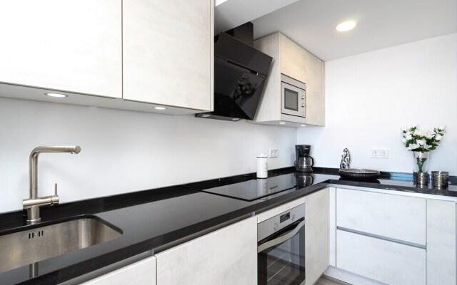 Stunning 2BR Apartment near the Beach Ref 54