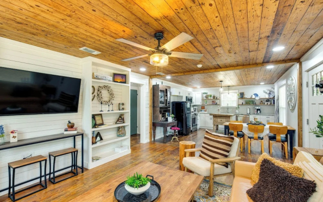 Lindale Vacation Rental w/ Deck & Grill!