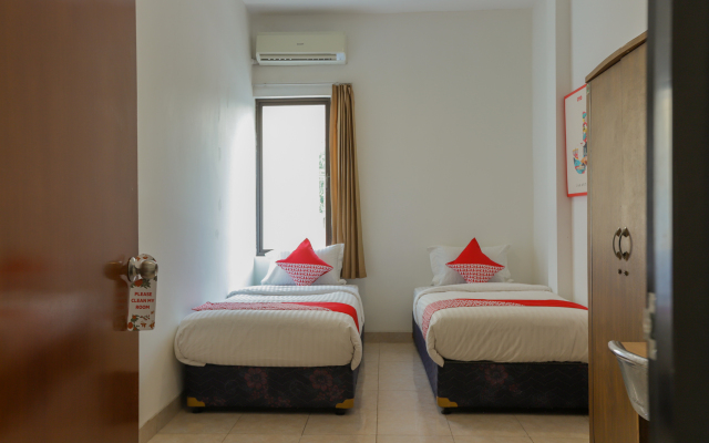 OYO 866 Idola Residence