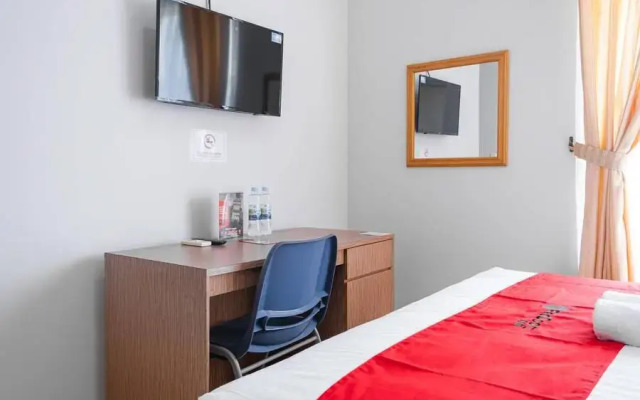 RedDoorz near Siloam Karawaci 3