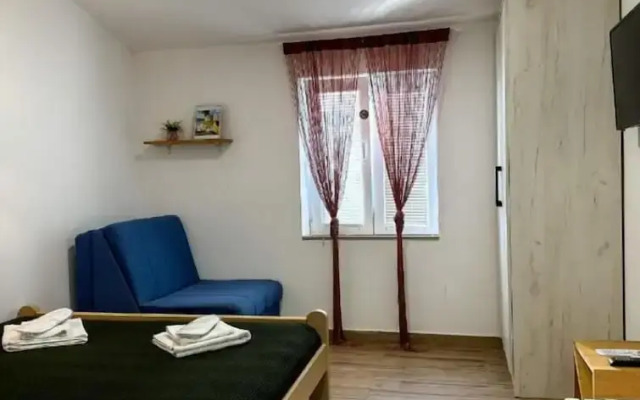 Sereni̇ta Stone House