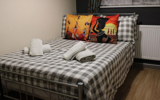 Impeccable Spacious 6-bed House in Romford