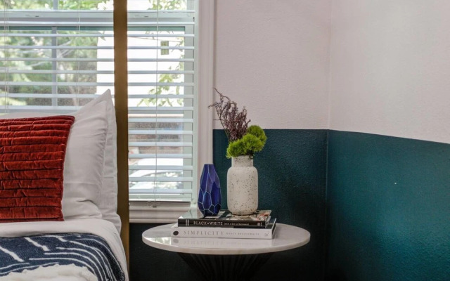 Stylish 3br/2ba Duplex Austin Home w/ Balcony